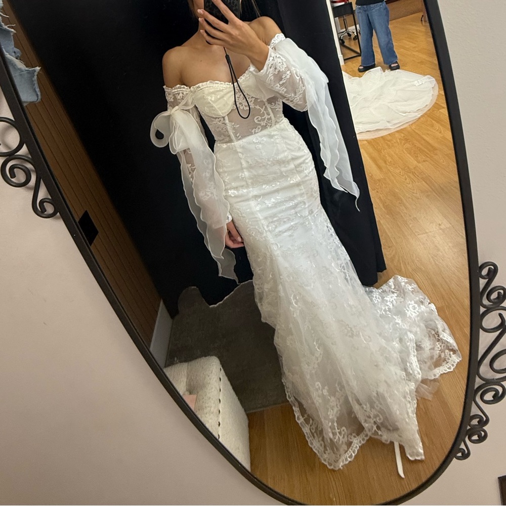 Elegant Off-Shoulder Lace Wedding Dress